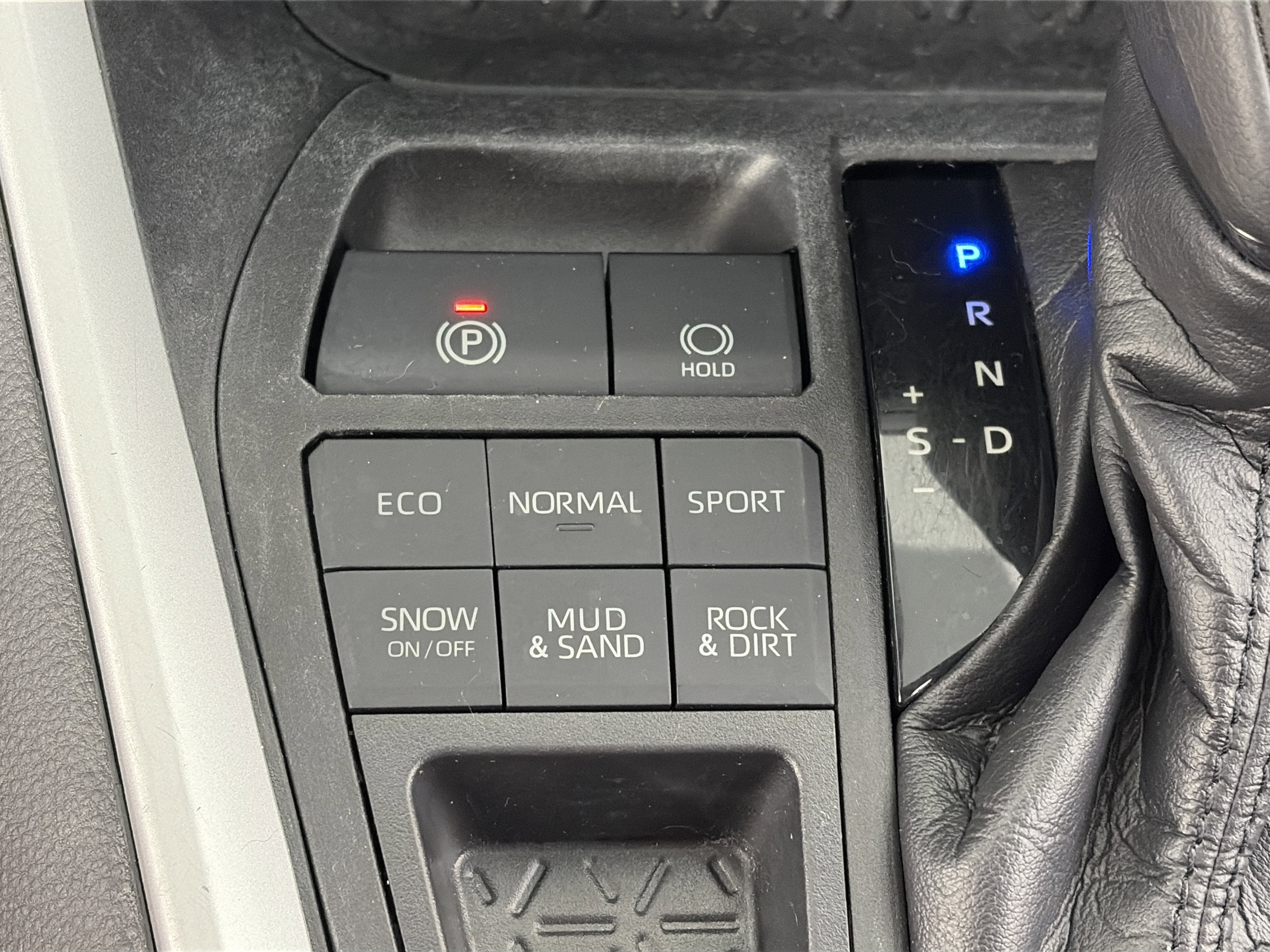 Used 2021 Toyota RAV4 LE AWD/4WD image 24