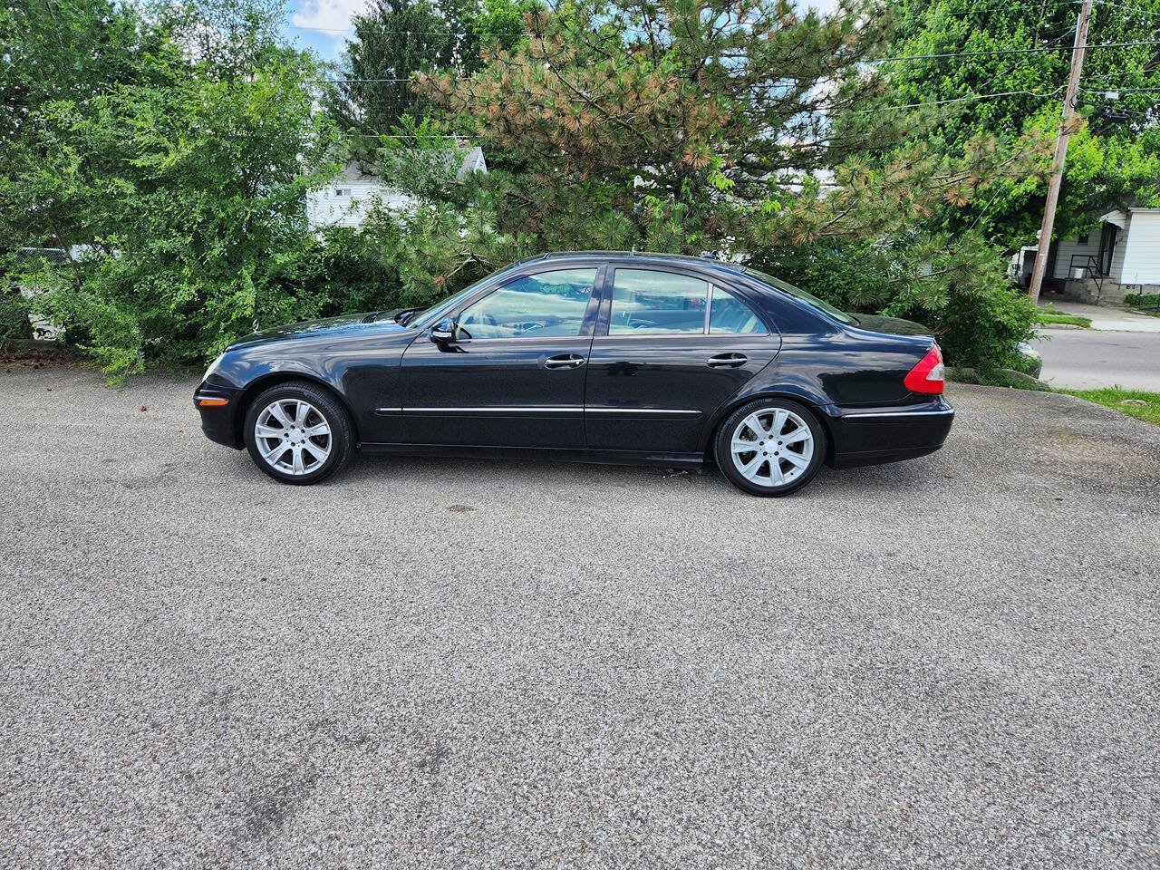 Used 2009 Mercedes-Benz E 350 4MATIC Sedan image 3
