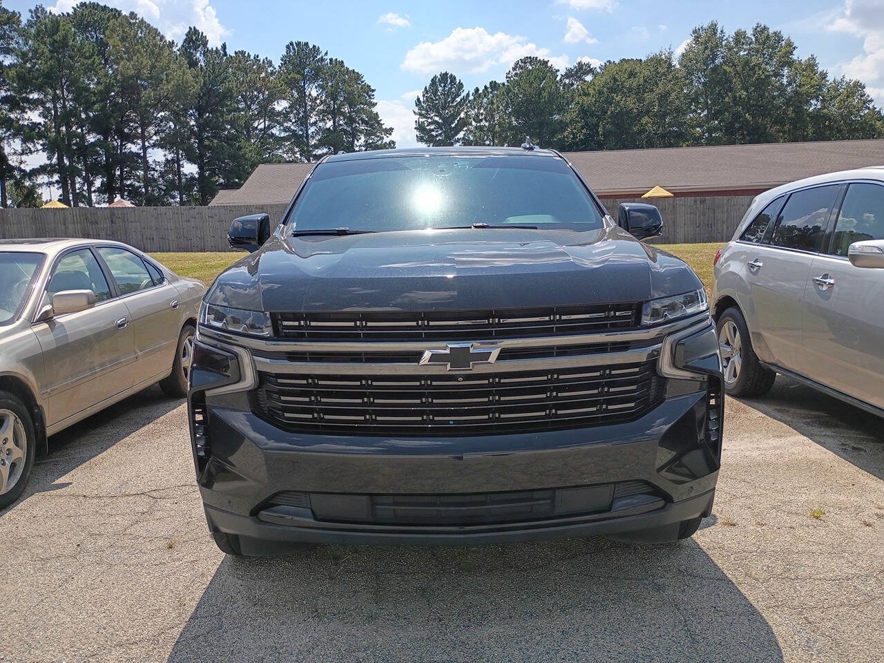 Used 2022 Chevrolet Suburban RST w/ Luxury Package RWD image 2