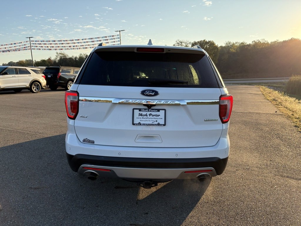 Used 2017 Ford Explorer XLT w/ Equipment Group 202A FWD image 4