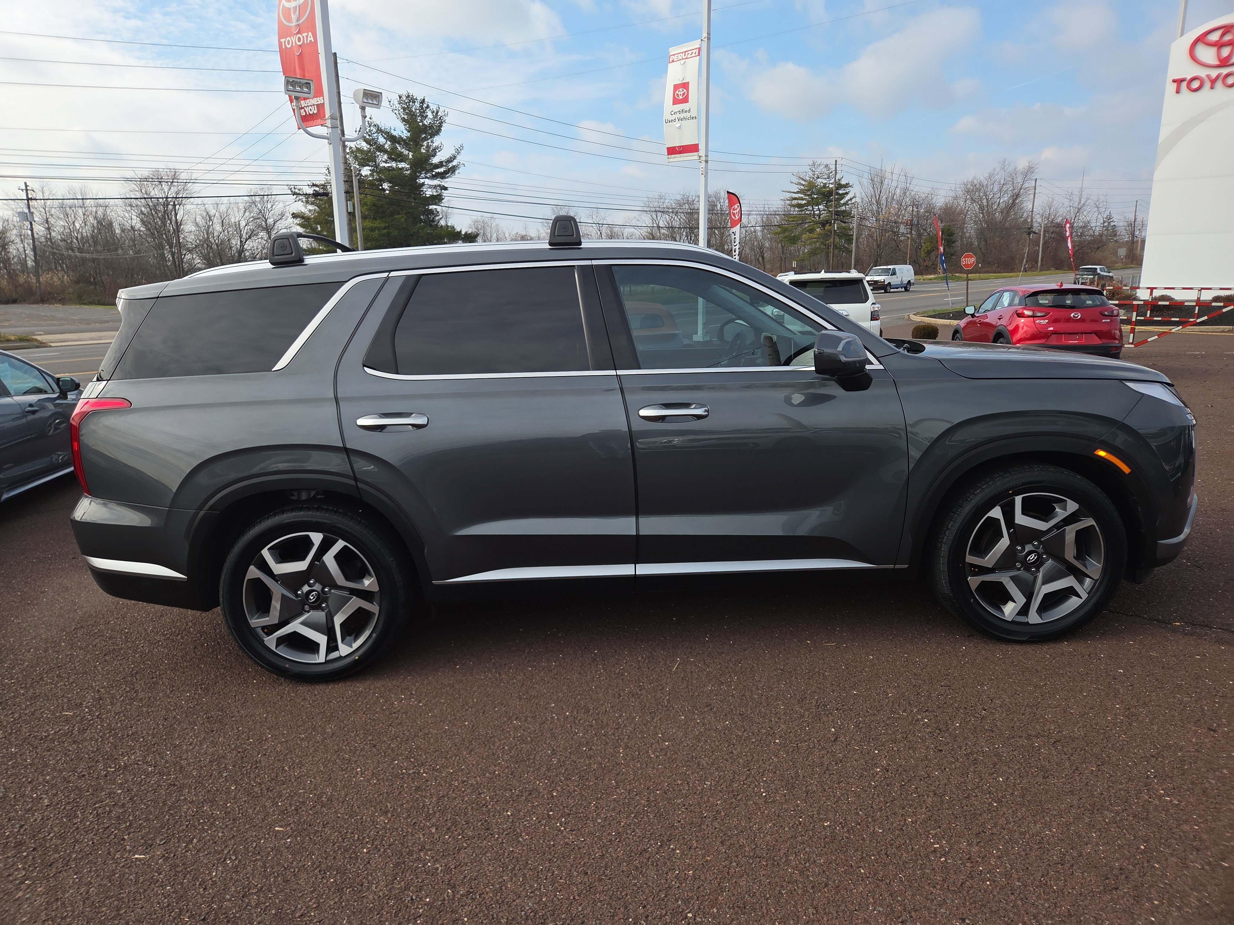 Used 2023 Hyundai Palisade SEL w/ Premium Package image 2