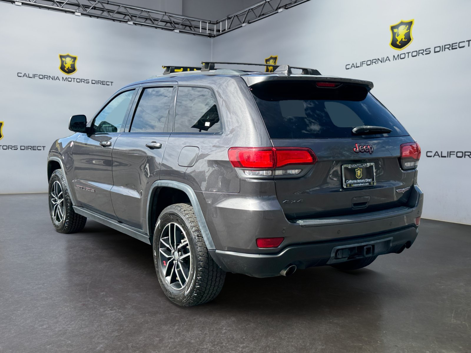 Used 2017 Jeep Grand Cherokee Trailhawk w/ Trailhawk Luxury Group AWD/4WD image 3