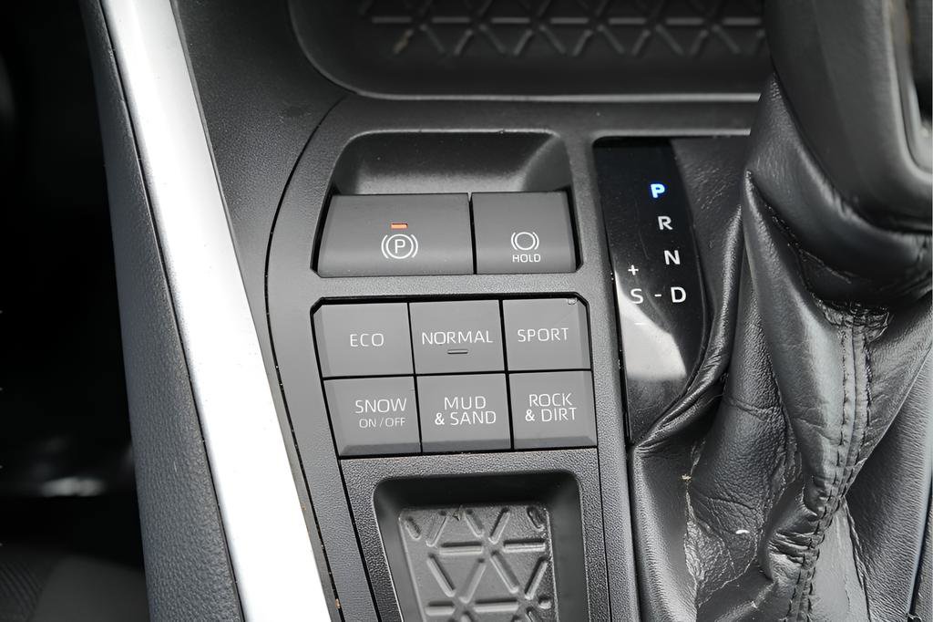 Used 2021 Toyota RAV4 LE AWD/4WD image 28