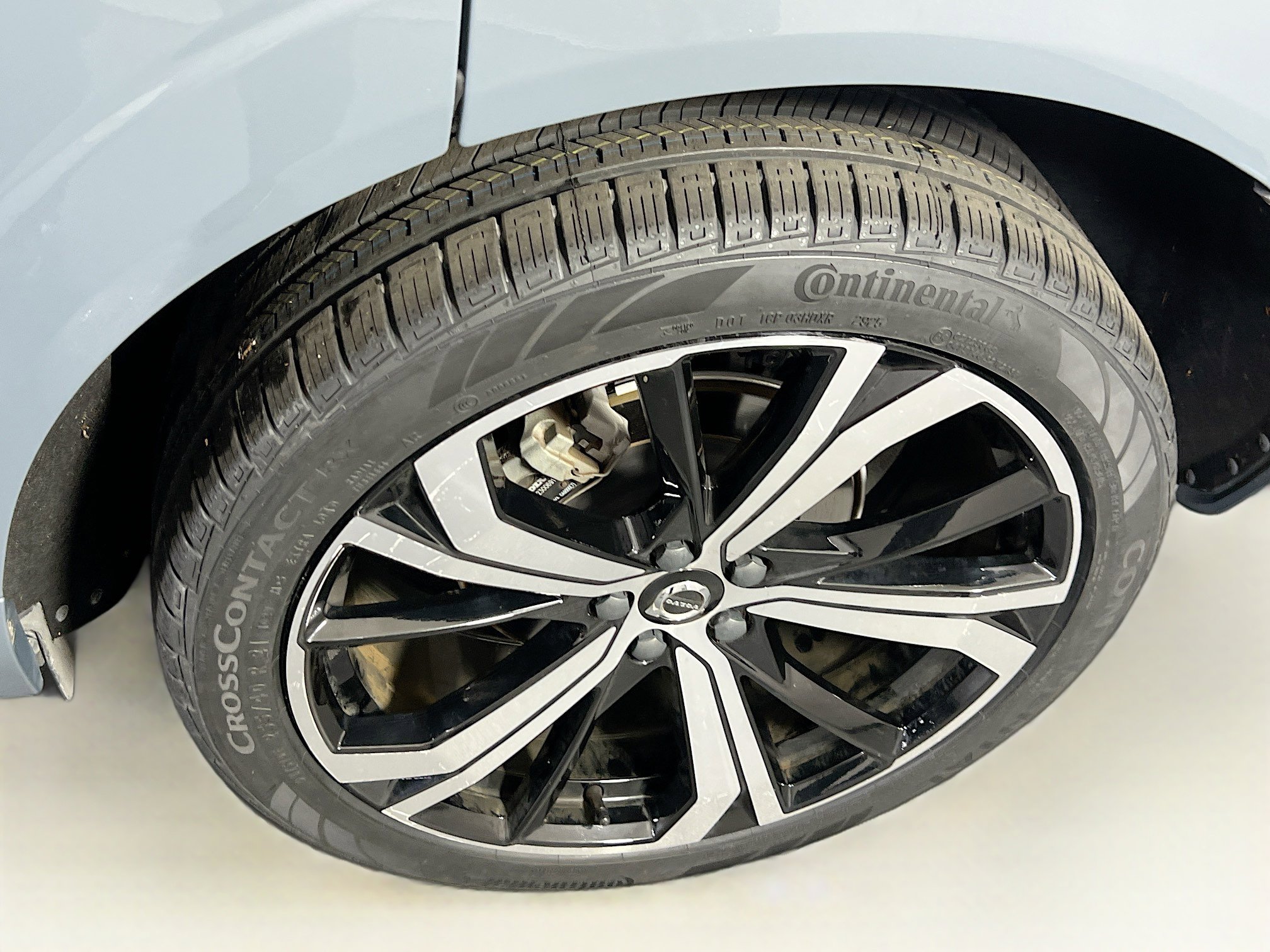 Used 2022 Volvo XC60 B5 R-Design w/ Advanced Package image 31