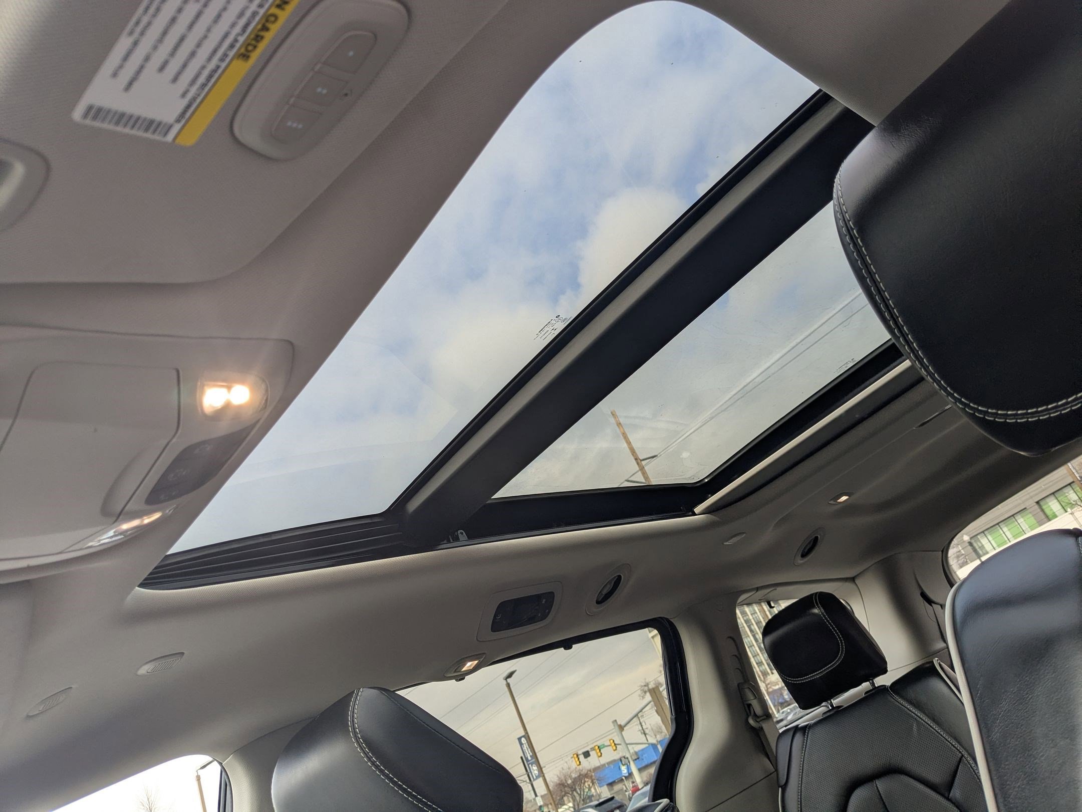 Used 2023 Chrysler Pacifica Limited w/ Uconnect Theater Family Group image 28