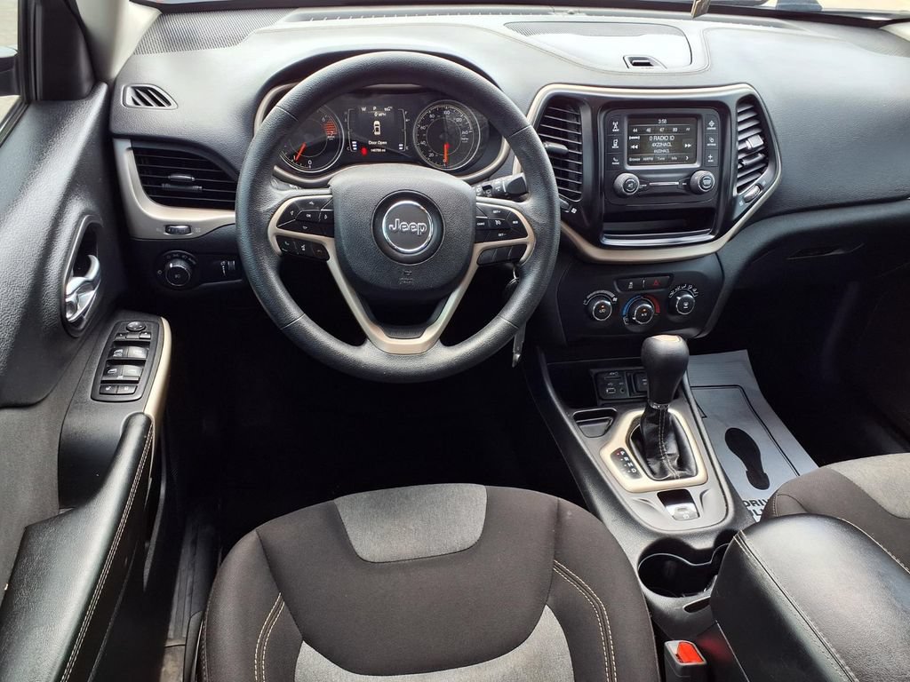 Used 2018 Jeep Cherokee Latitude FWD image 11
