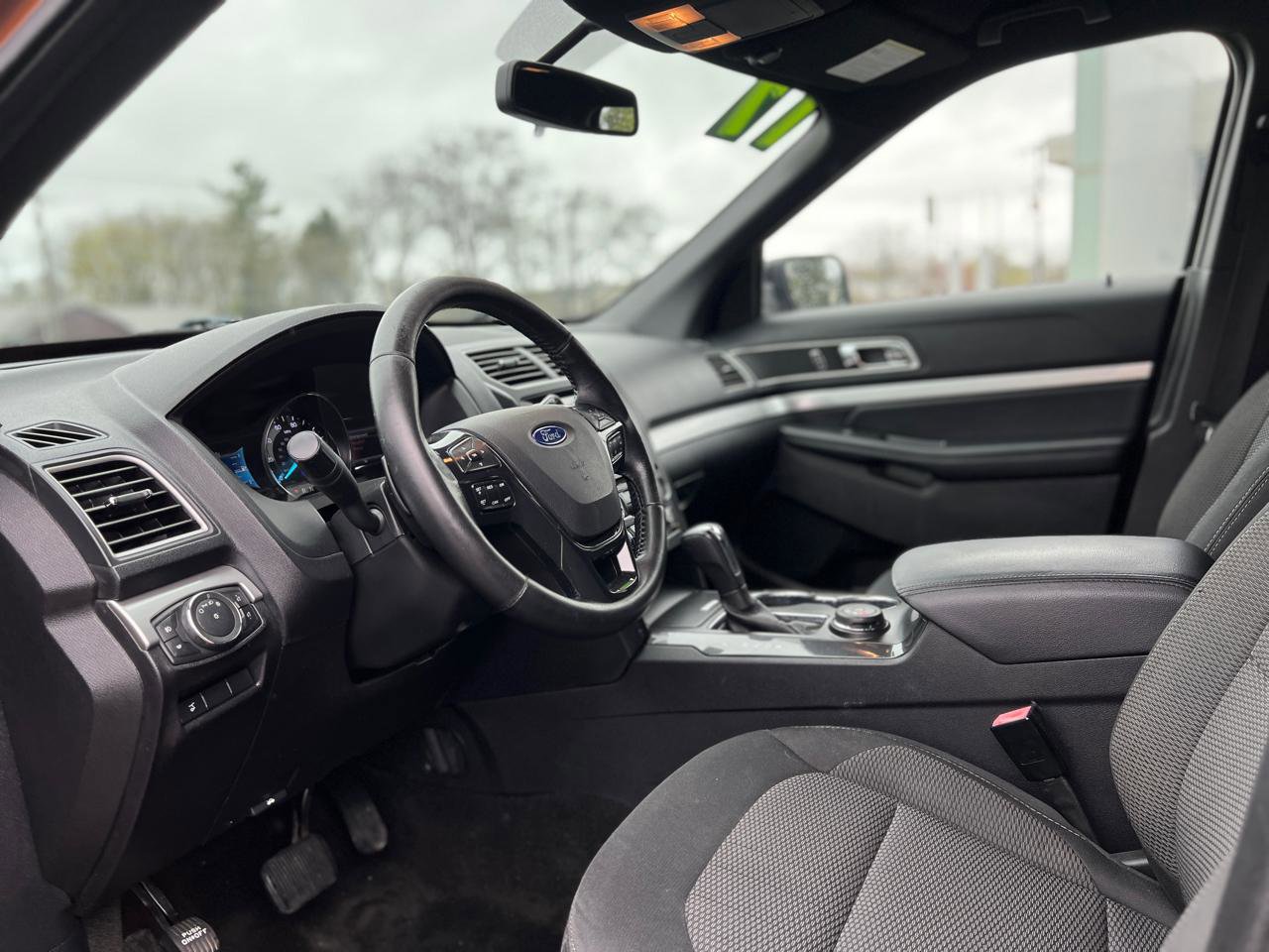 Used 2017 Ford Explorer XLT w/ Equipment Group 201A AWD/4WD image 14