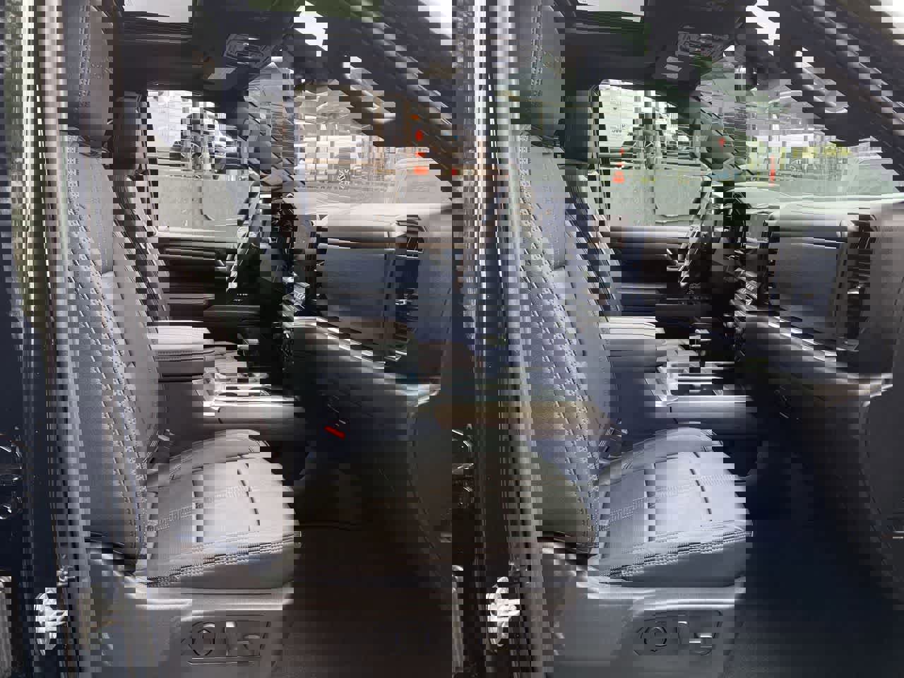 Used 2025 Chevrolet Silverado 1500 High Country w/ Midnight Edition AWD/4WD image 18