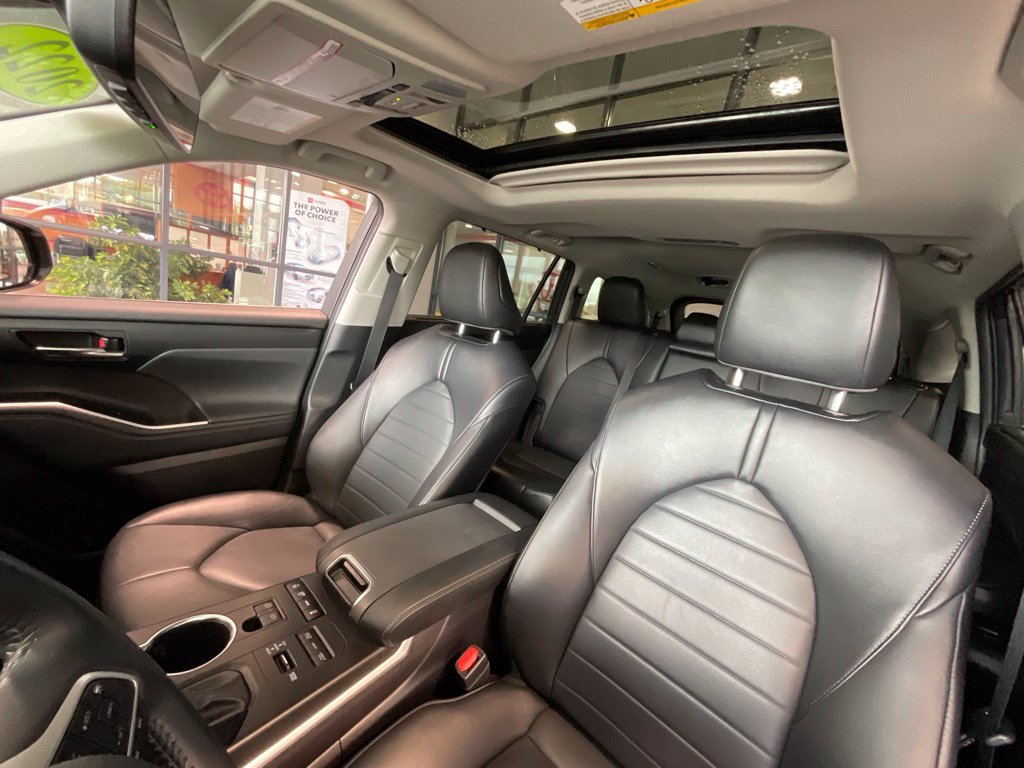 Used 2022 Toyota Highlander XLE AWD/4WD image 10