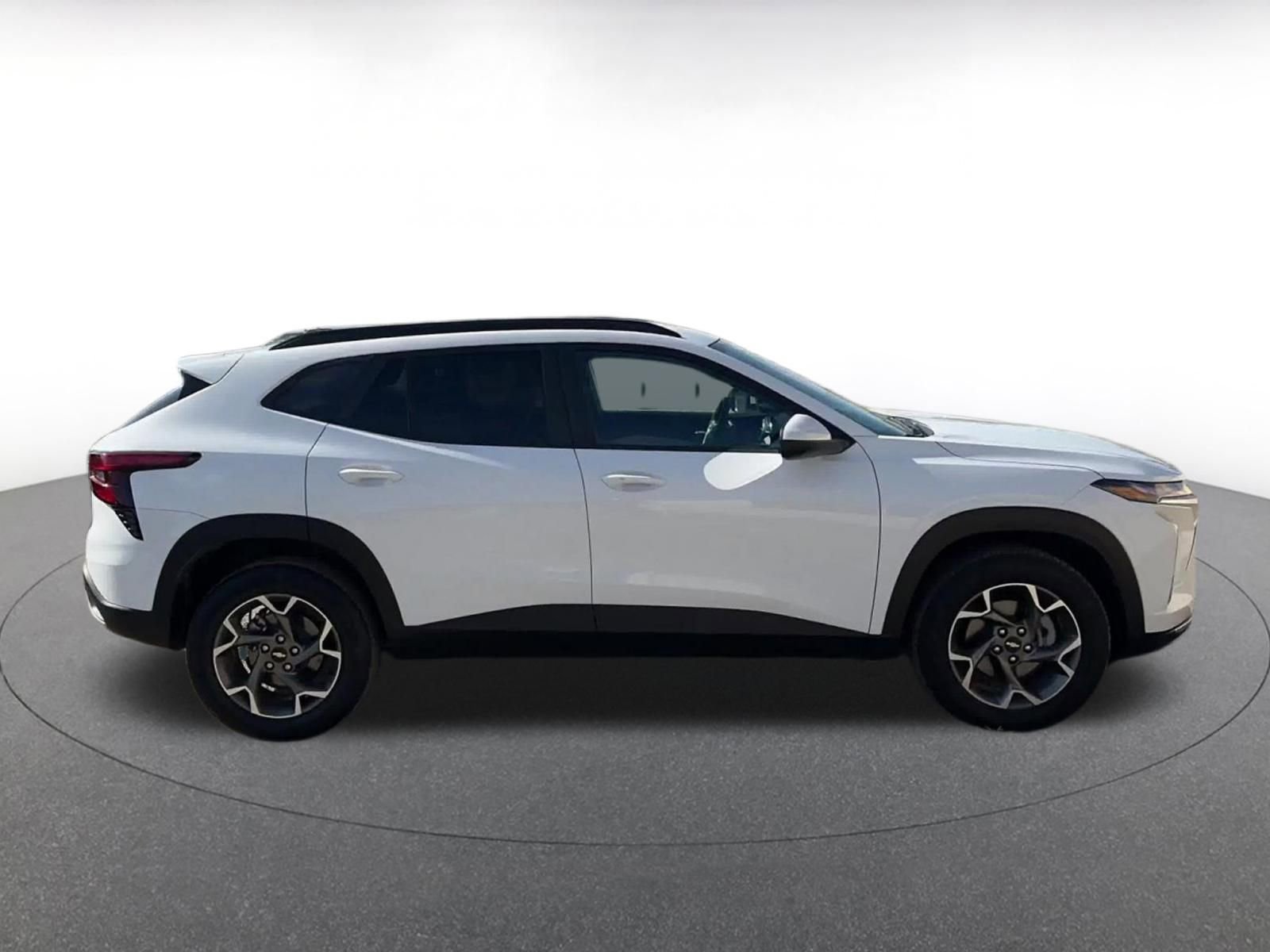 Used 2025 Chevrolet Trax LT w/ LT Convenience Package image 16