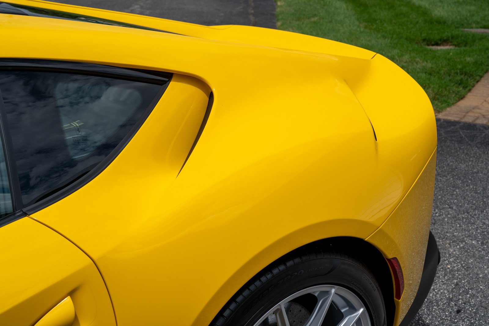 Used 2019 Ferrari 812 Superfast RWD image 12