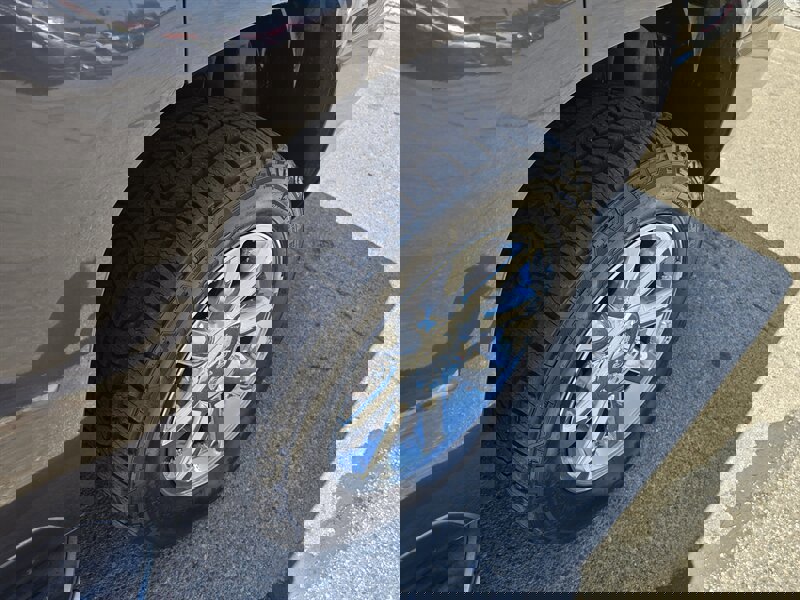 Used 2011 GMC Yukon Denali image 38