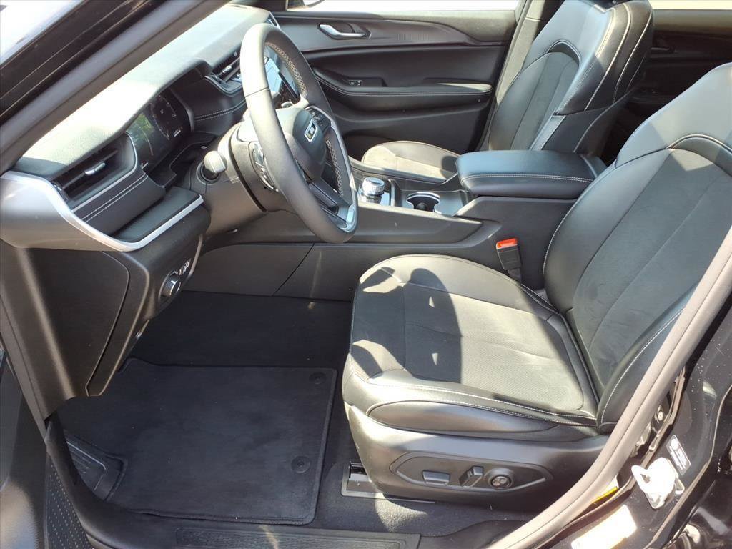 Used 2024 Jeep Grand Cherokee Altitude AWD/4WD image 9