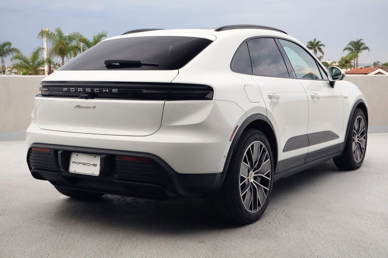 Certified 2024 Porsche Macan 4 Electric image 9