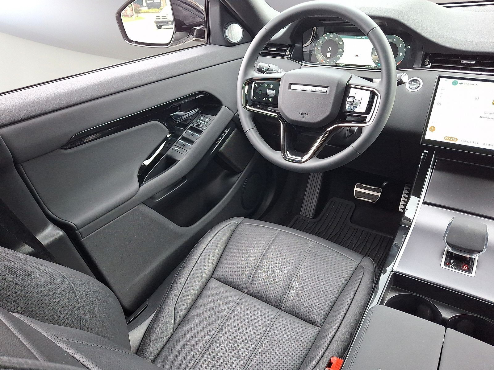 Certified 2026 Land Rover Range Rover Evoque Dynamic SE AWD/4WD image 8