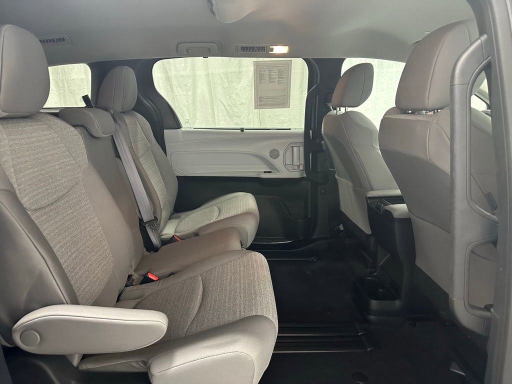 Used 2025 Toyota Sienna LE image 58