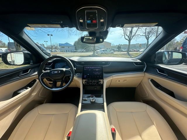 Used 2025 Jeep Grand Cherokee L Limited w/ Black Appearance Package image 4