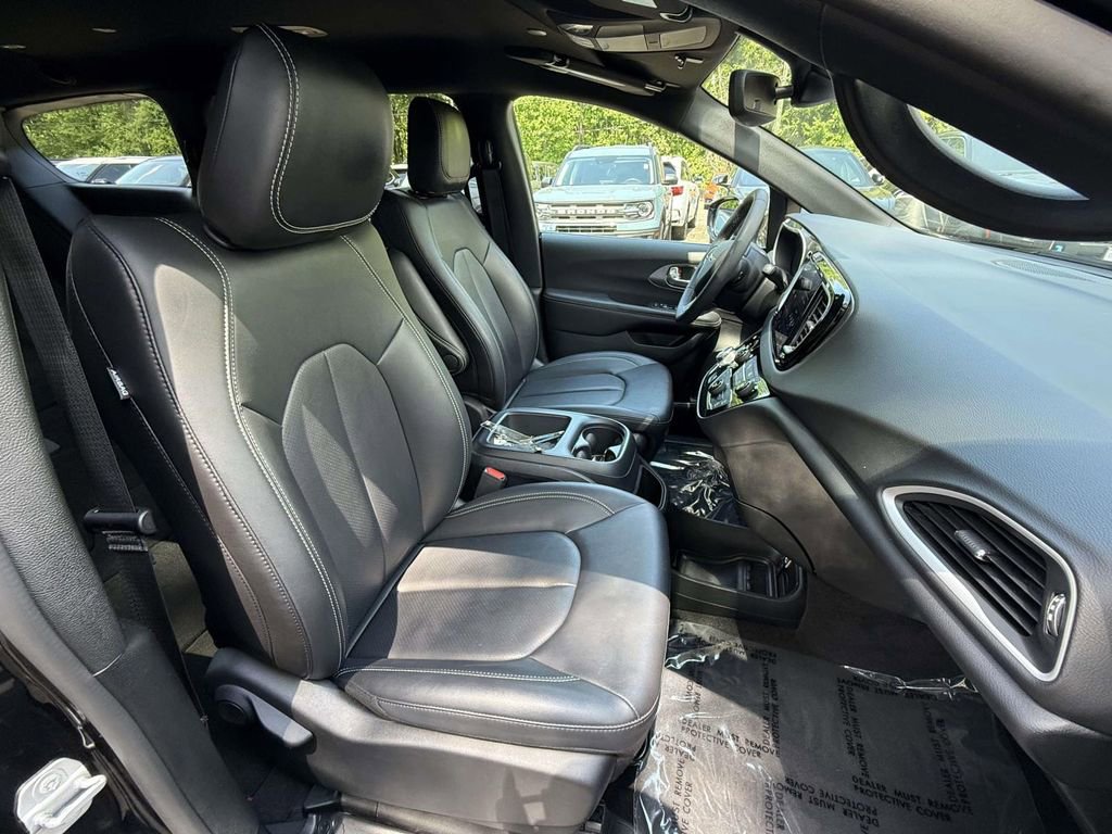 Used 2025 Chrysler Pacifica Select FWD image 9