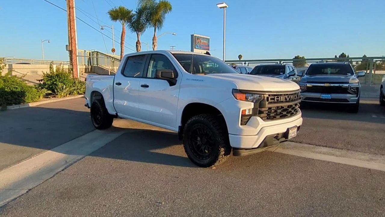 Used 2023 Chevrolet Silverado 1500 Custom AWD/4WD image 2