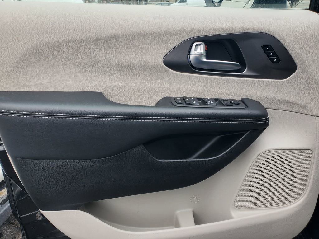 Used 2023 Chrysler Pacifica Touring-L image 15