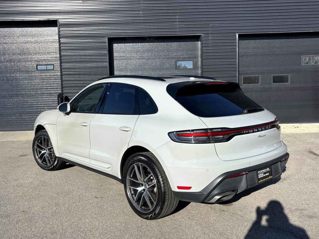 Certified 2024 Porsche Macan image 3