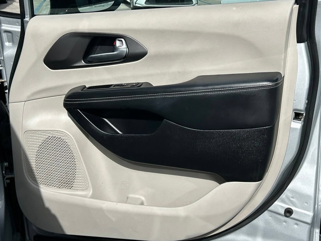 Used 2024 Chrysler Pacifica Touring-L FWD image 35