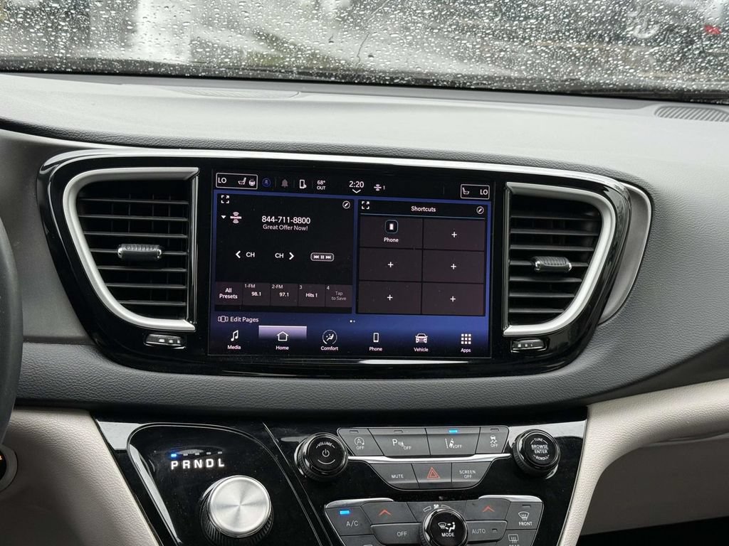 Used 2023 Chrysler Pacifica Touring-L FWD image 3