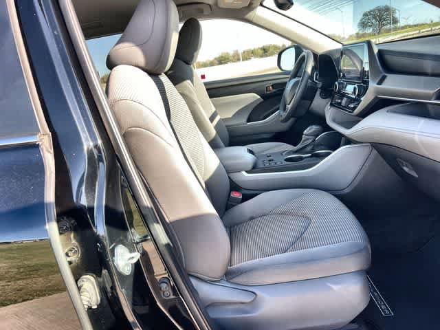 Used 2024 Toyota Highlander LE FWD image 12
