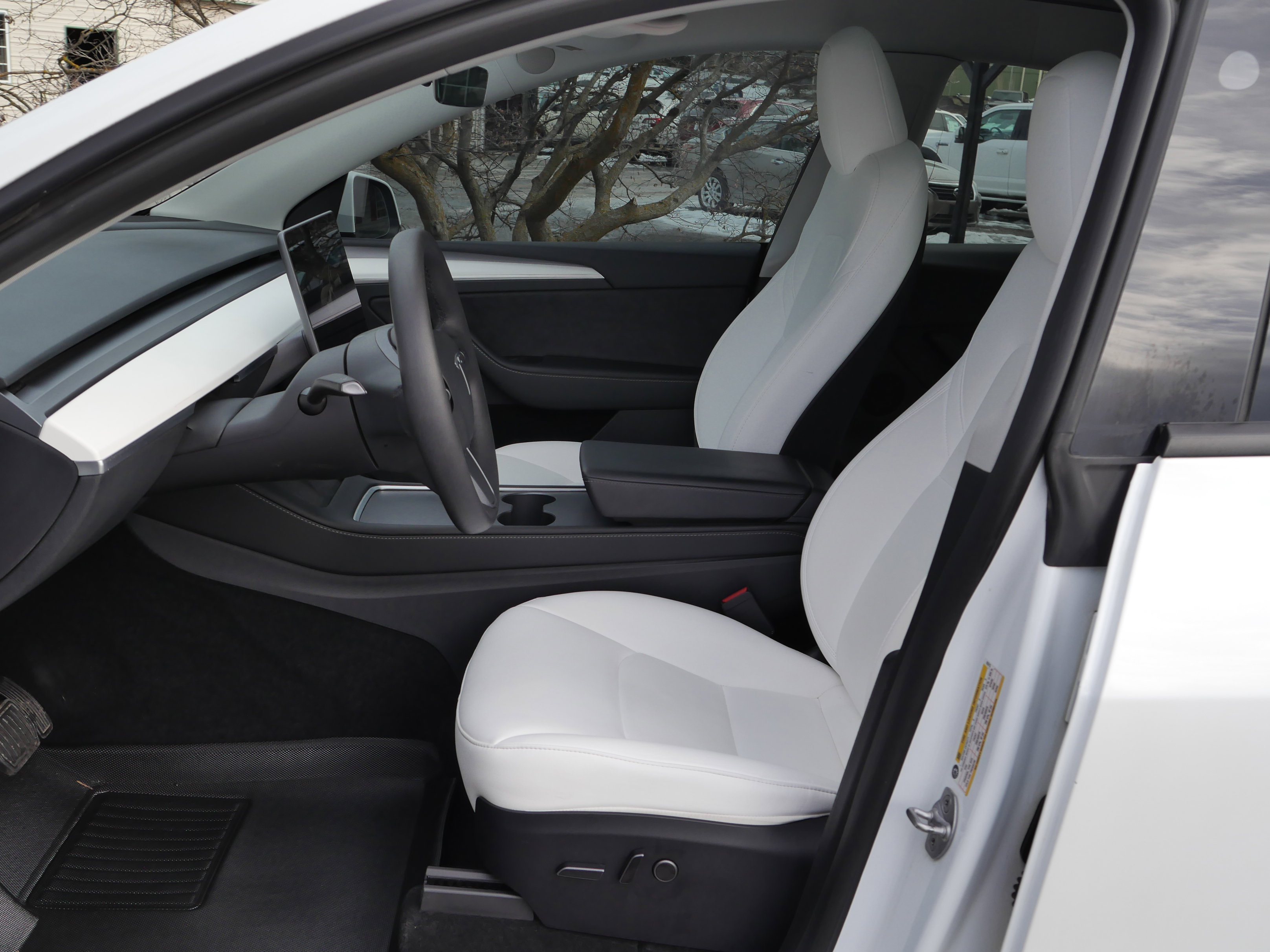 Used 2023 Tesla Model Y Long Range image 3