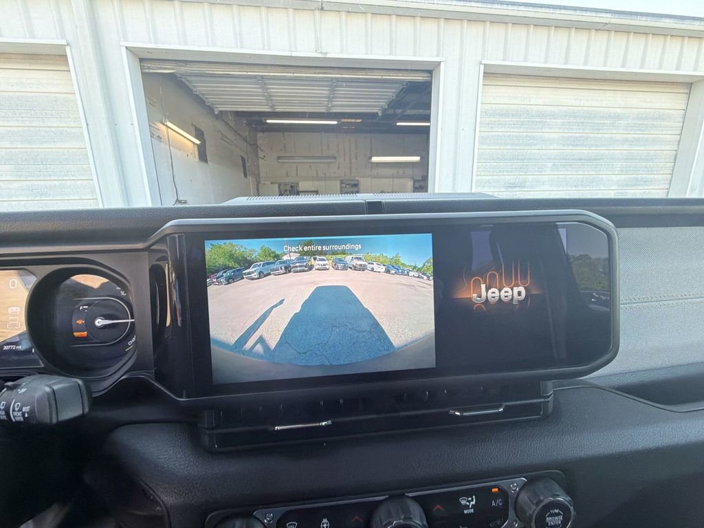Used 2024 Jeep Wrangler Unlimited w/ Convenience Group AWD/4WD image 17