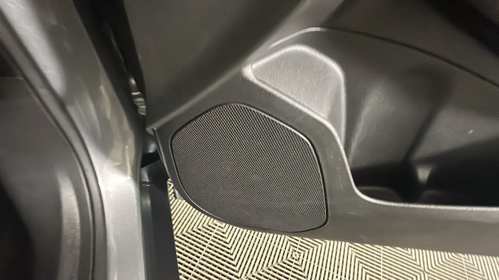 Used 2024 Chevrolet Trax RS w/ Sunroof Package FWD image 34