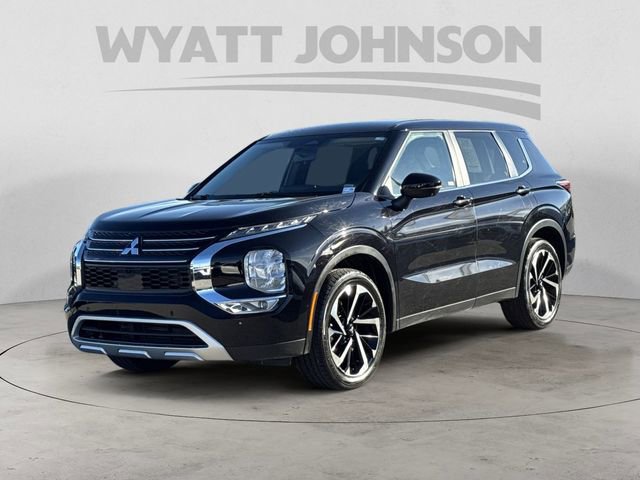 Used 2024 Mitsubishi Outlander SE image 1
