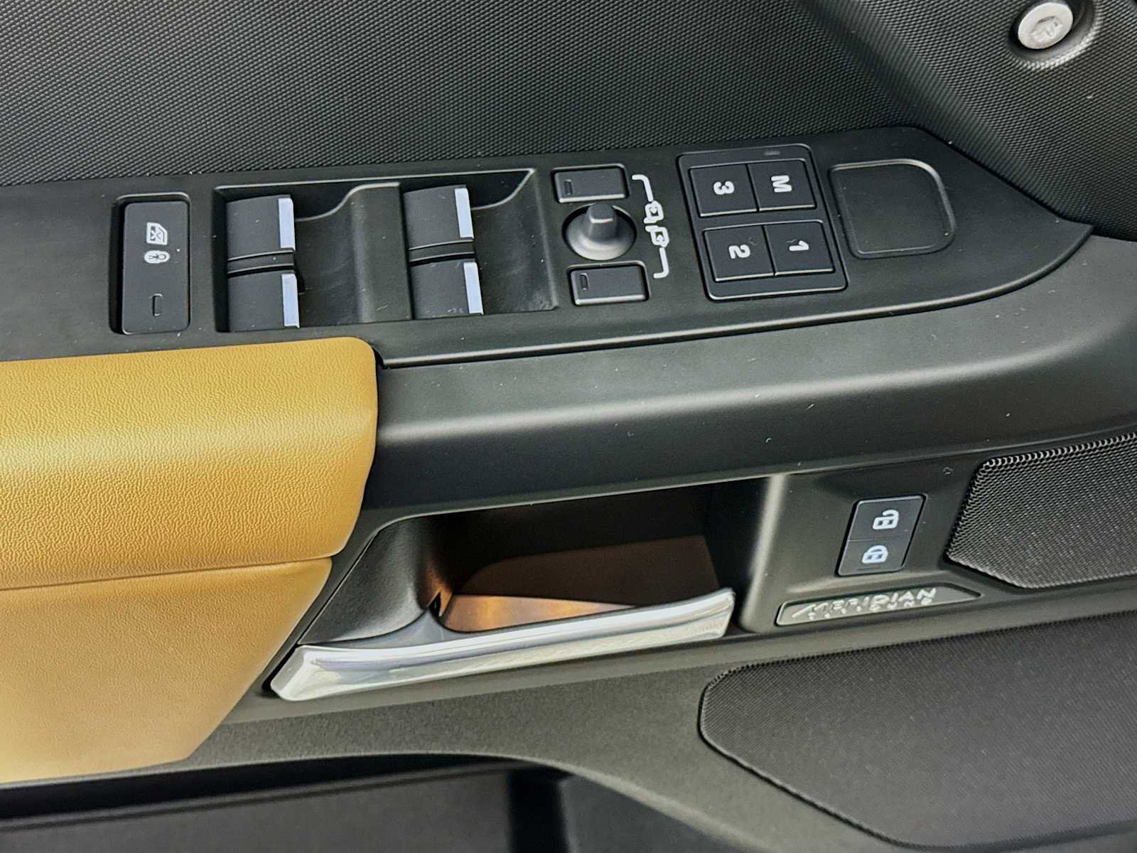 Used 2025 Land Rover Defender 130 X-Dynamic SE image 18