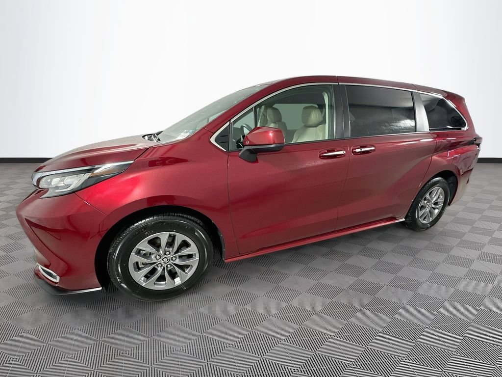 Used 2023 Toyota Sienna XLE AWD/4WD image 4