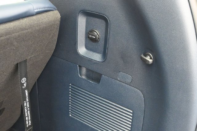 Used 2025 Kia Carnival EX FWD image 40