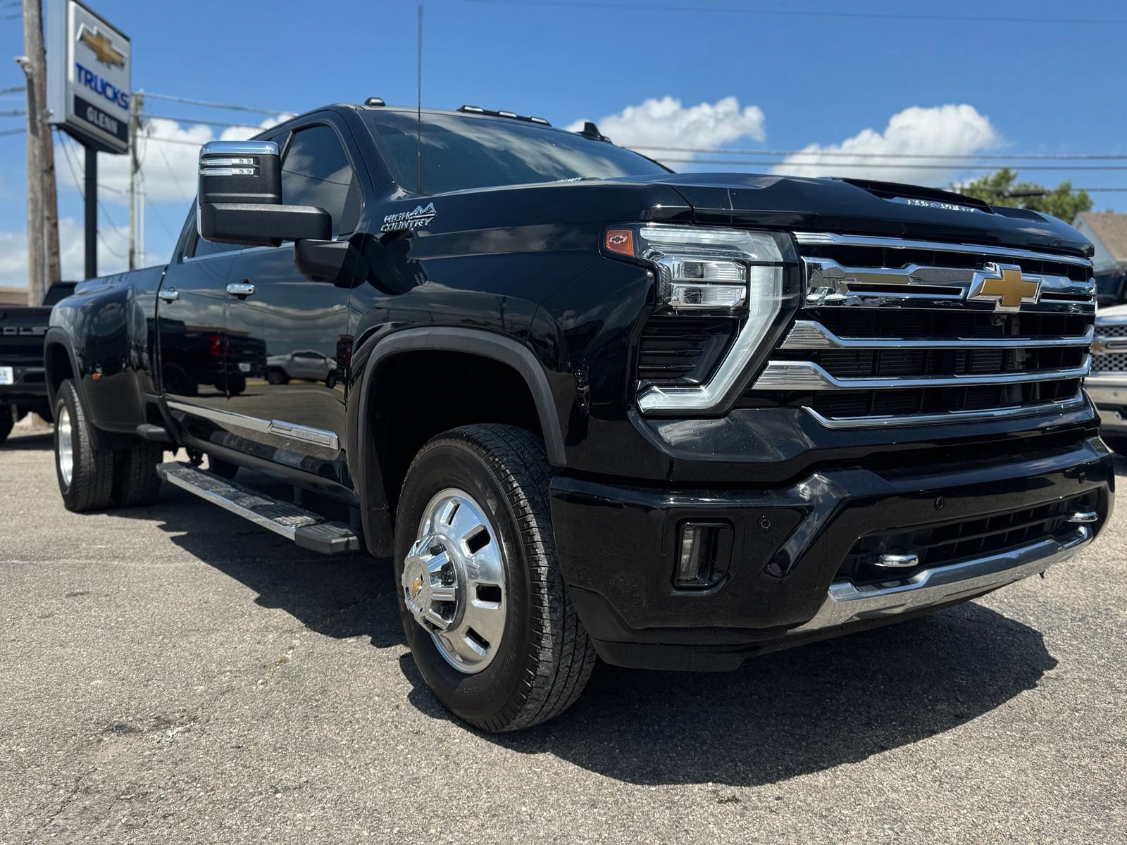 Used 2025 Chevrolet Silverado 3500 High Country w/ Technology Package AWD/4WD image 8