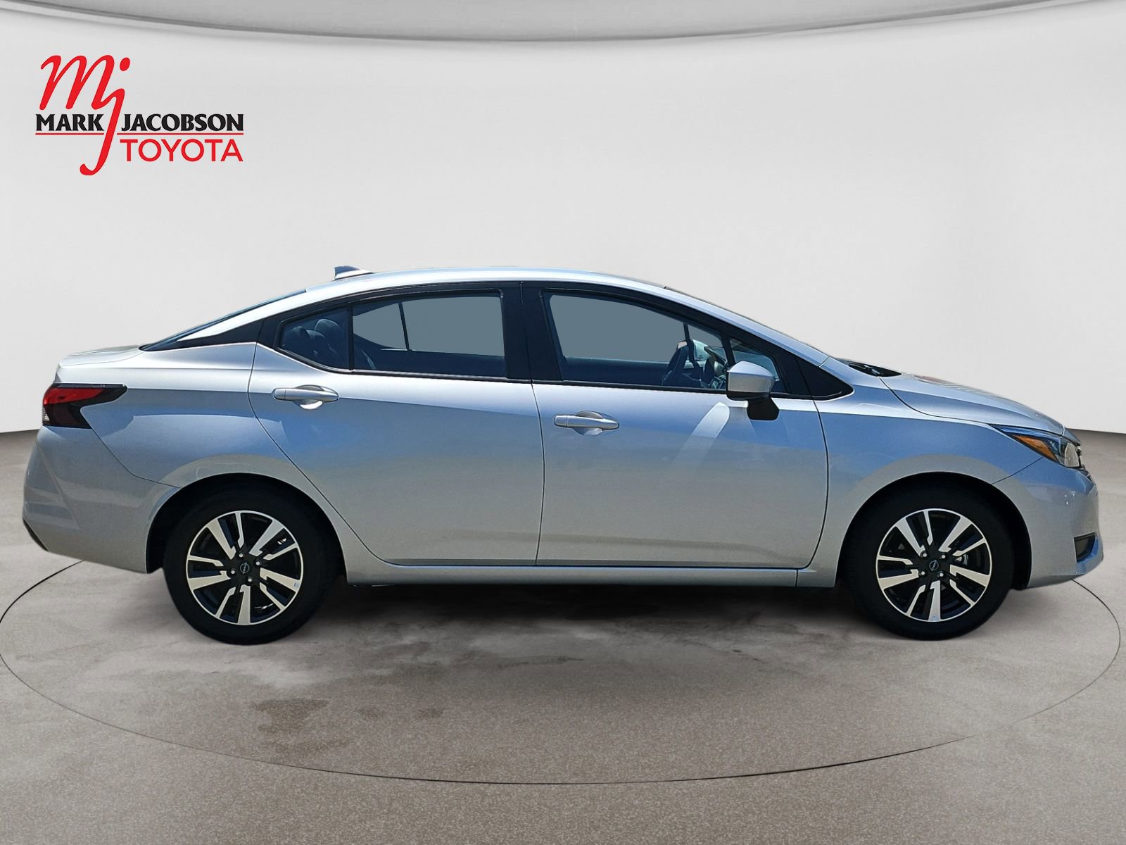 Used 2025 Nissan Versa SV FWD image 4