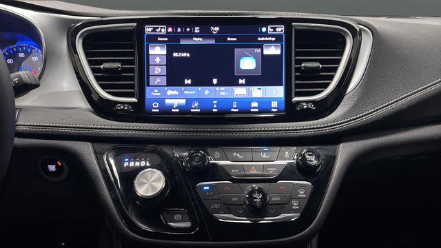 Used 2025 Chrysler Pacifica Limited image 31