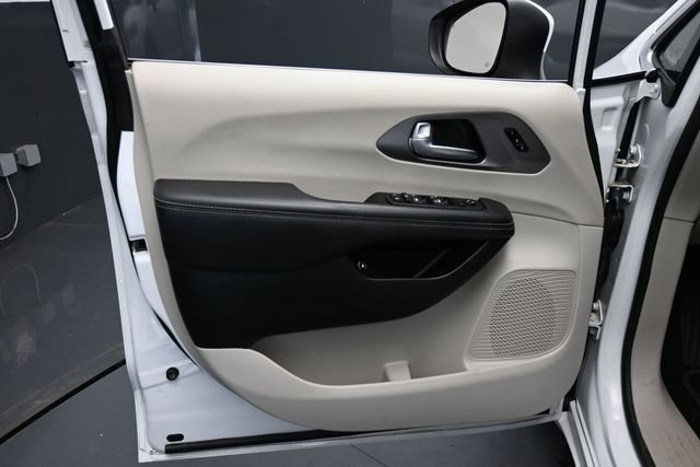 Used 2023 Chrysler Pacifica Touring-L FWD image 11