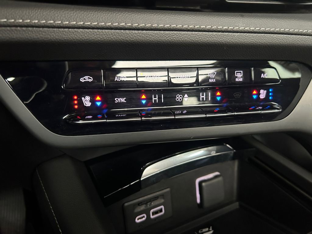 Used 2023 Buick Envision Avenir image 36
