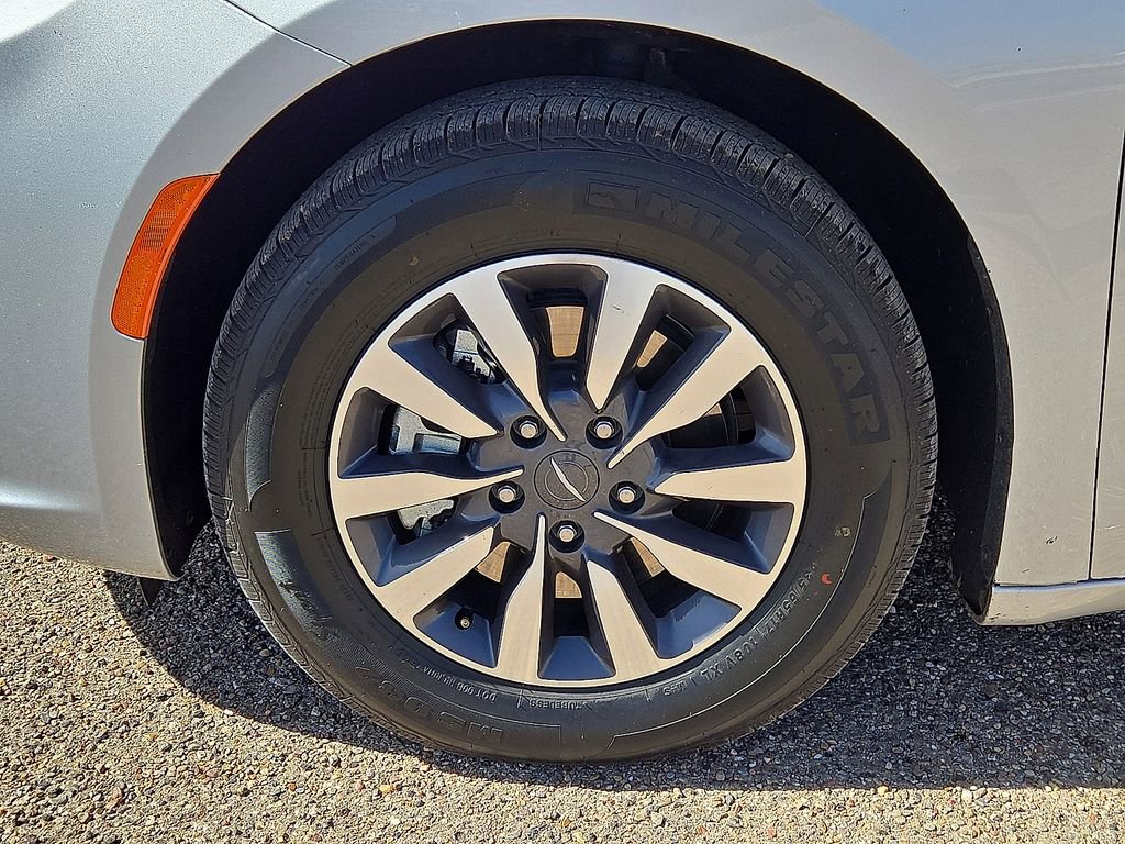 Used 2024 Chrysler Pacifica Select image 10