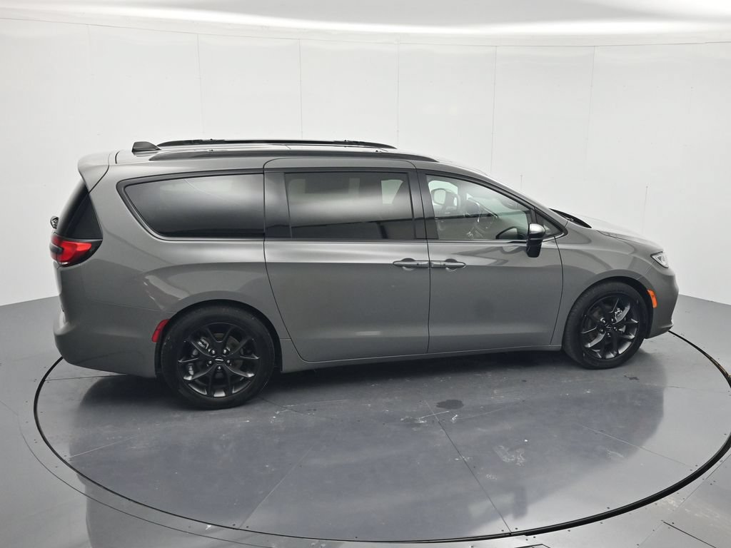 Used 2025 Chrysler Pacifica Limited FWD image 32