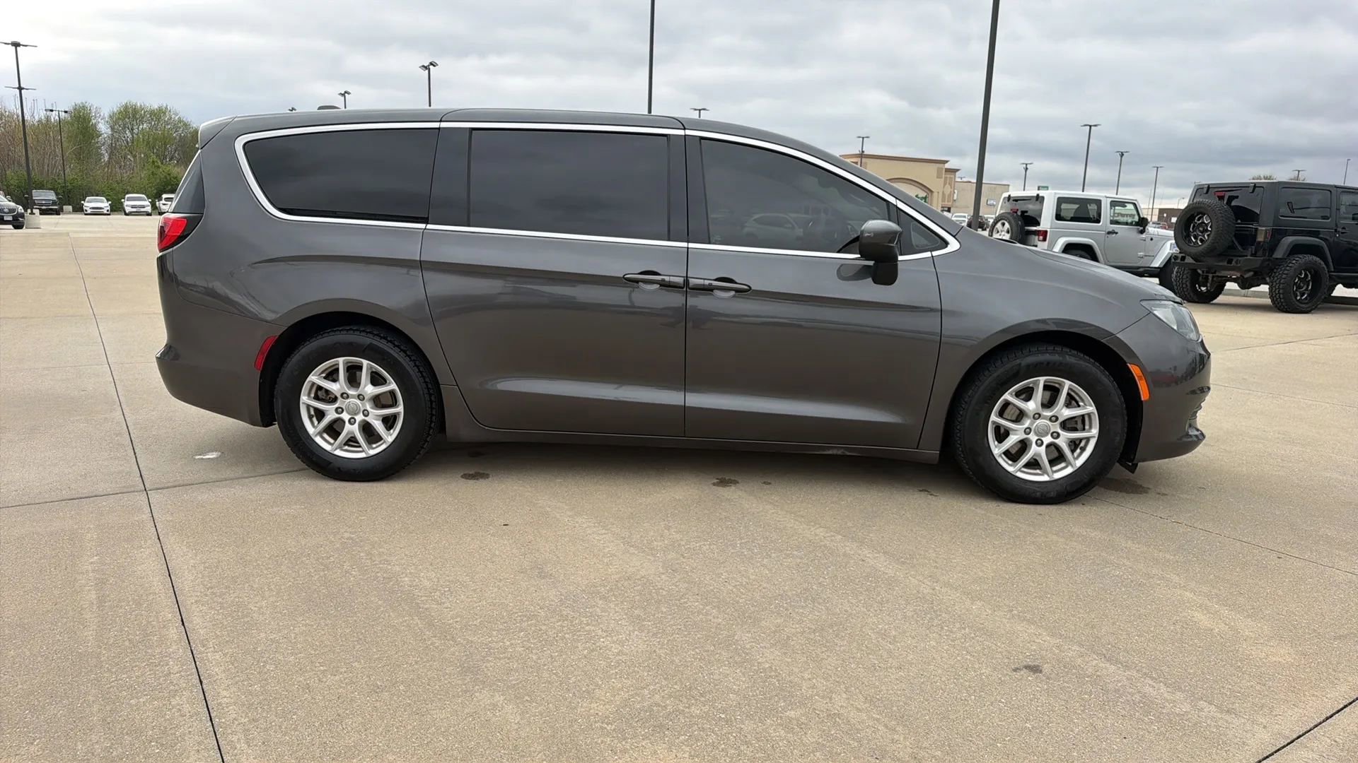 Used 2017 Chrysler Pacifica Touring image 23