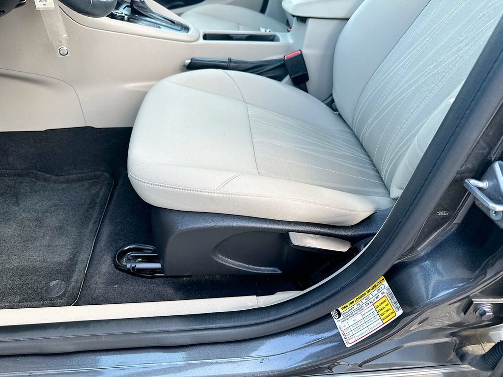 Used 2015 Ford Focus SE w/ SE Sport Package FWD image 9