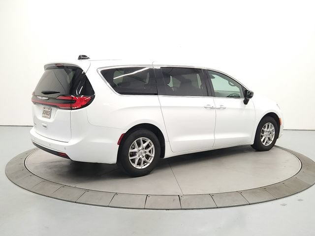 Used 2025 Chrysler Pacifica Select FWD image 8