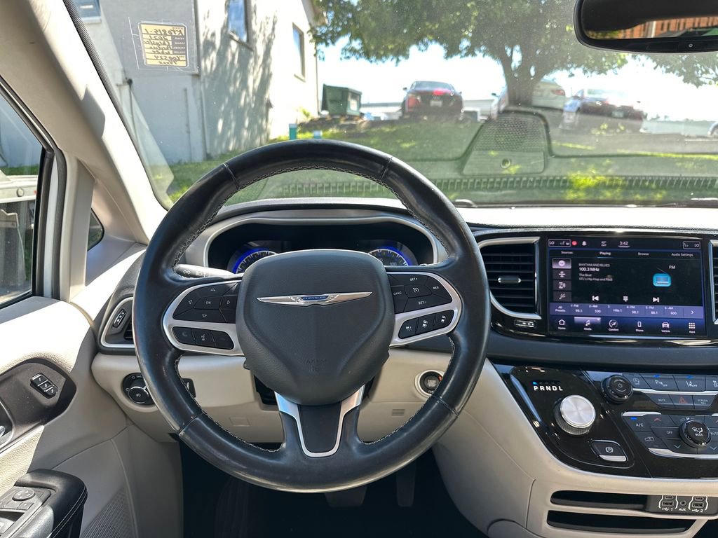 Used 2021 Chrysler Pacifica Touring-L FWD image 14