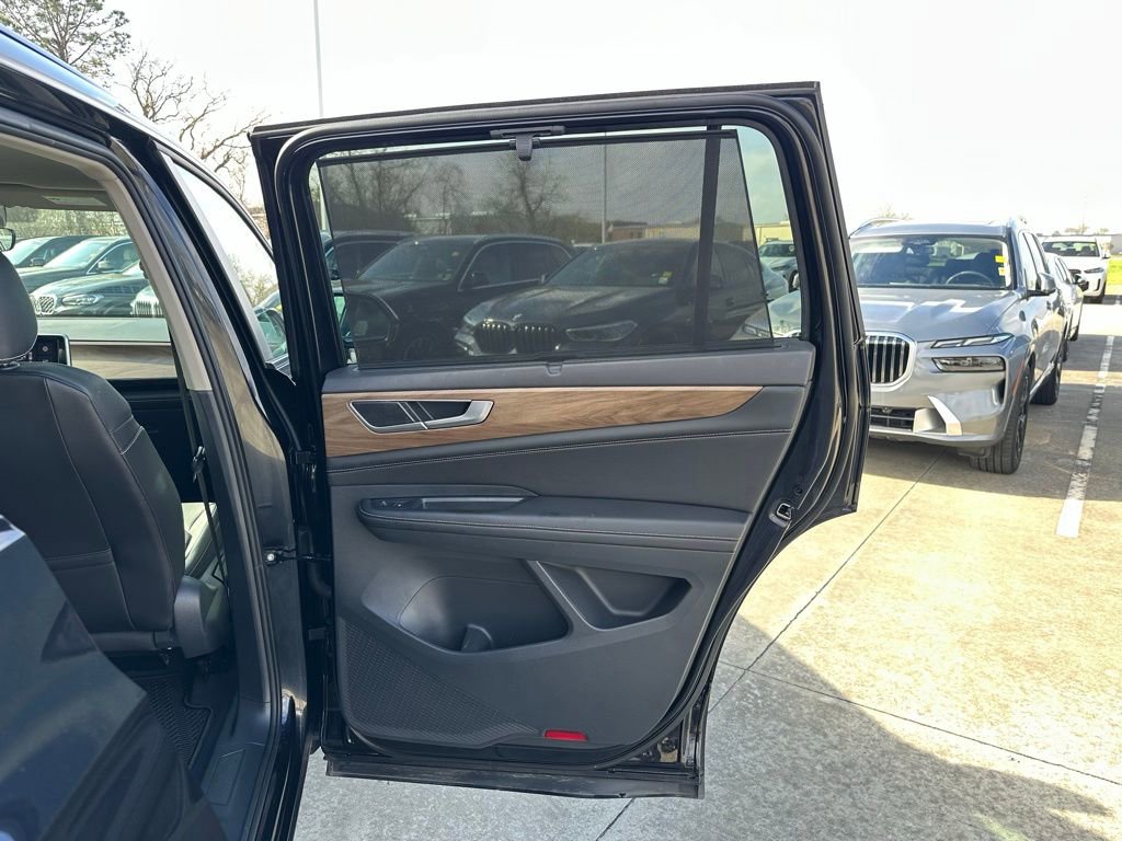 Used 2024 Volkswagen Atlas SE image 30