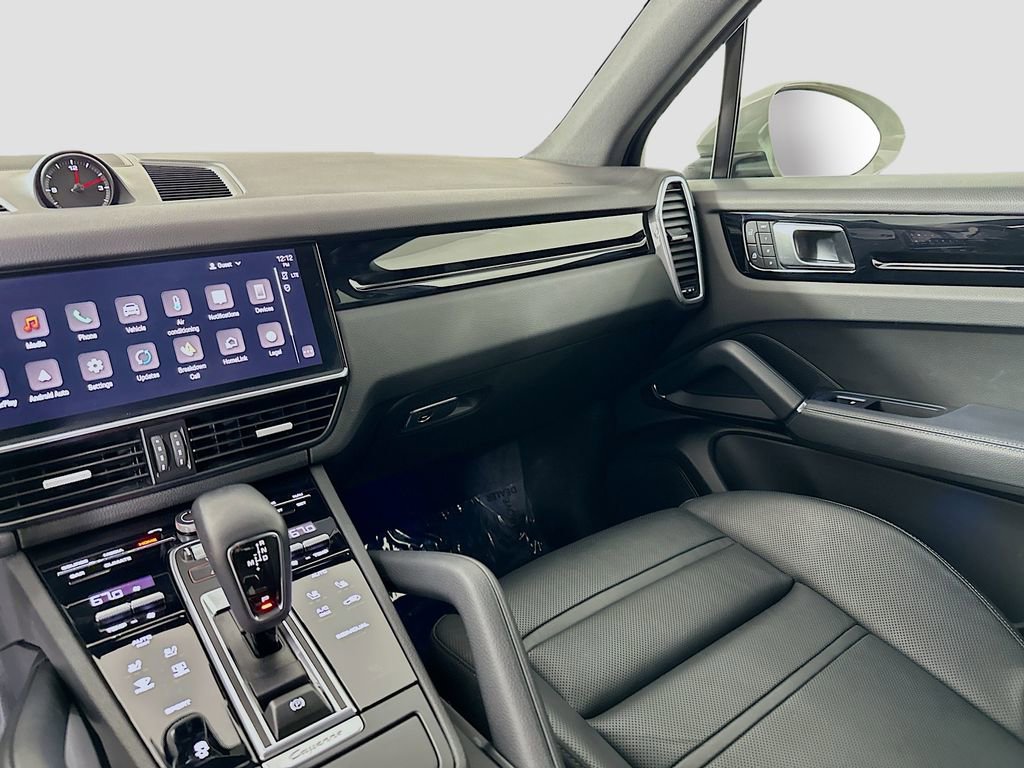 Certified 2023 Porsche Cayenne Platinum Edition image 25
