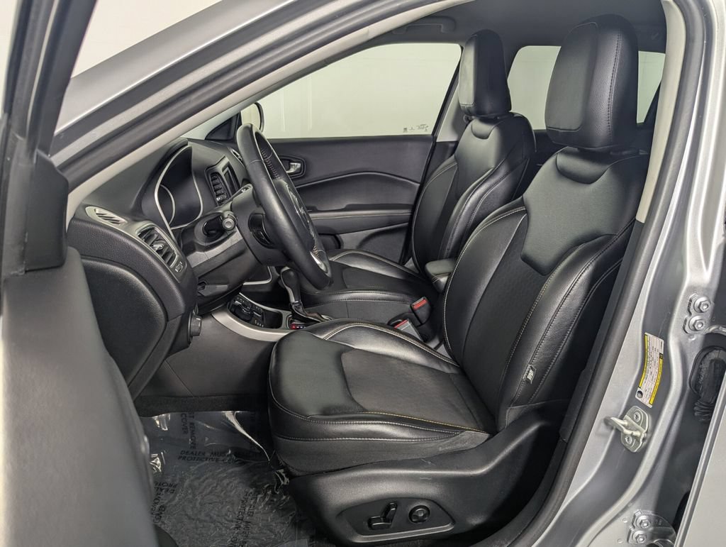 Used 2018 Jeep Compass Latitude w/ Cold Weather Group AWD/4WD image 12