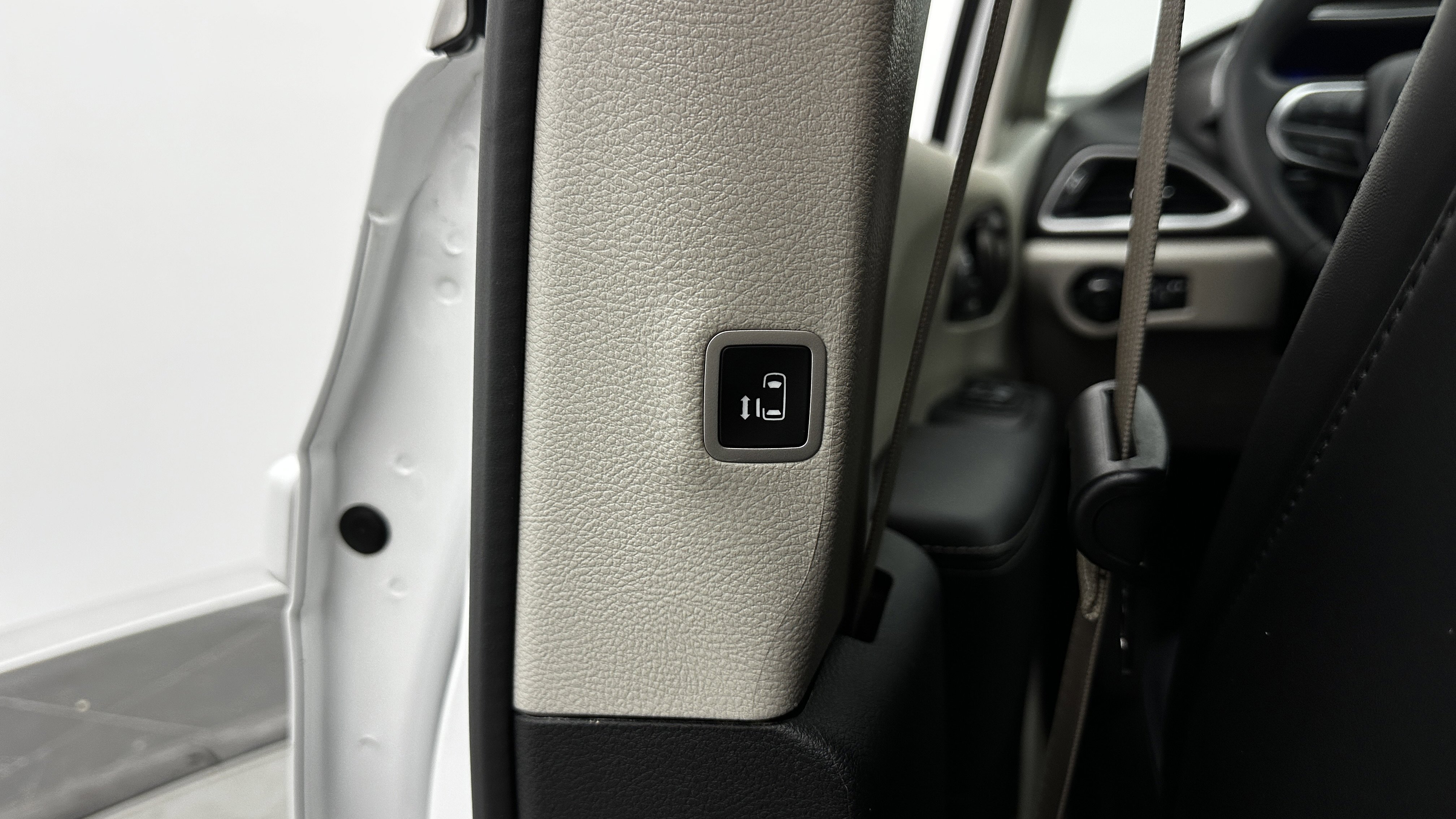 Used 2024 Chrysler Pacifica Touring-L image 27